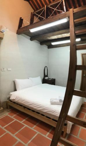 A bed or beds in a room at Casa Wisteria