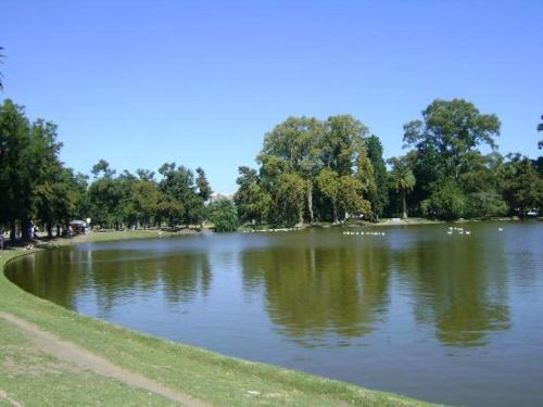 een groot meer met vogels in een park bij Sinclair 3044 in Buenos Aires