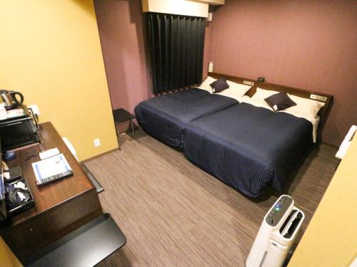 Postel nebo postele na pokoji v ubytování HOTEL LiVEMAX Mikawaanjo Ekimae