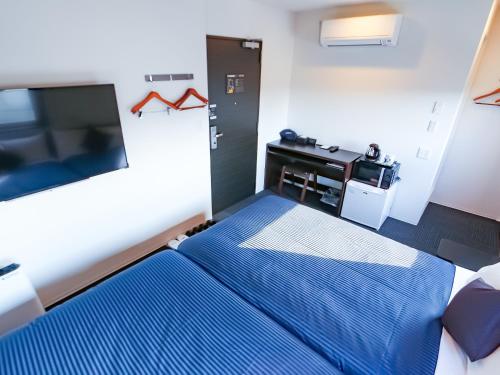 Postel nebo postele na pokoji v ubytování HOTEL LiVEMAX Akabane-Ekimae