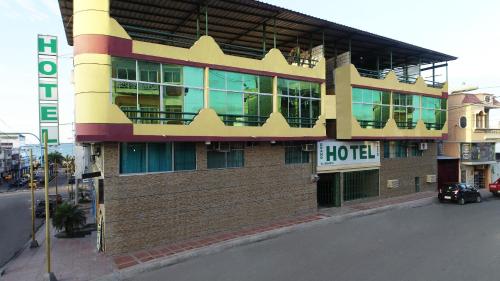 un bâtiment d'hôtel situé sur le côté d'une rue dans l'établissement Grand Hotel Libertad-GHL, à La Libertad