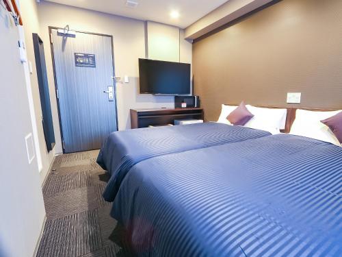 Posteľ alebo postele v izbe v ubytovaní HOTEL LiVEMAX Yokohama-Eki Nishiguchi