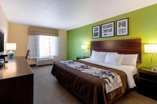 Katil atau katil-katil dalam bilik di Sleep Inn & Suites Near Fort Cavazos