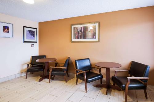 a waiting room with four tables and chairs at Rodeway Inn Sergeant Bluff - Sioux City in Sergeant Bluff