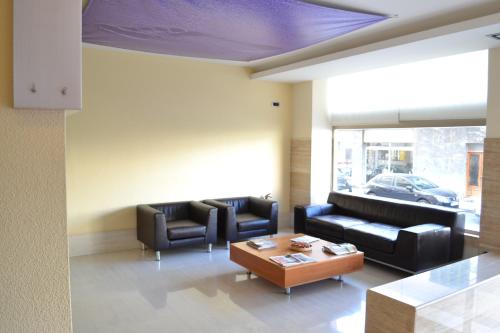- un salon avec des canapés et une table basse dans l'établissement Hotel Marfil, à Sant Antoni de Portmany