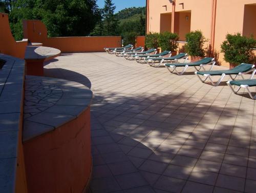 una fila de sillas sentadas en un patio en Hotel Ristorante Montenerone, en Apecchio