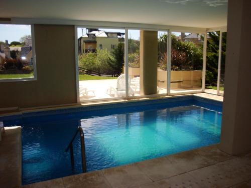 una gran piscina en un edificio con ventanas en Cariló Sul Mare en Cariló