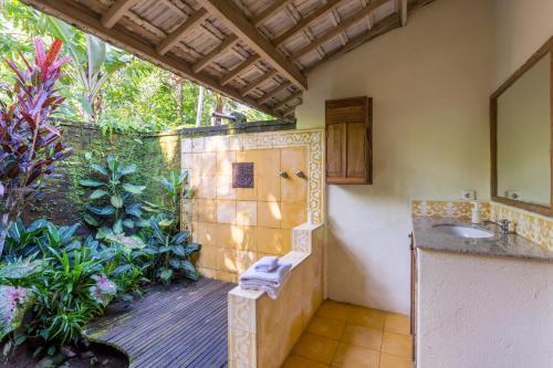 Ett badrum på Prana Dewi Mountain Resort