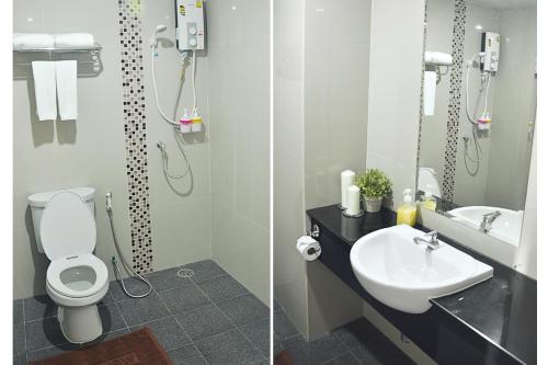 24Residence Siriraj في بانكوك: صورتين لحمام مع مرحاض ومغسلة