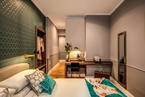 En eller flere senge i et værelse på Tree Charme Parliament Boutique Hotel