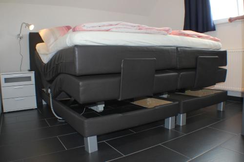 uma cama sentada numa plataforma num quarto em 5*Ferienwohnung Seeblick 4 em Wendisch Rietz