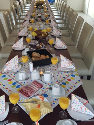 a long table filled with food and drinks at Zum Fuchsbau in Niederhövels