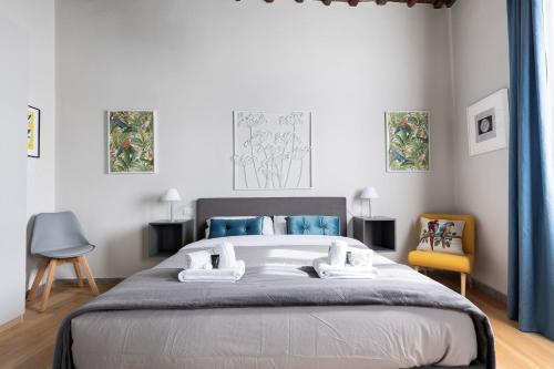 a bedroom with a large bed with two towels at Rome as you feel - Grotta Pinta apartments in Rome