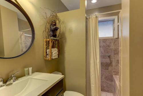 bagno con lavandino, servizi igienici e specchio di Creek Haven a Ellijay