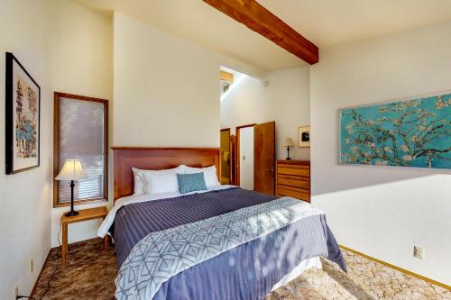 Un dormitorio con una cama grande y una ventana en Willow Point Vista, en Manson