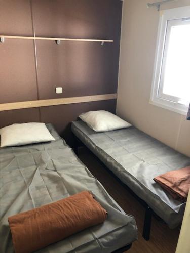 Łóżko lub łóżka w pokoju w obiekcie MOBIL HOME