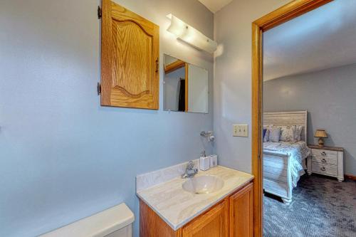 La salle de bains est pourvue d'un lavabo et d'un lit. dans l'établissement Grandma's Cottage, à Oakland