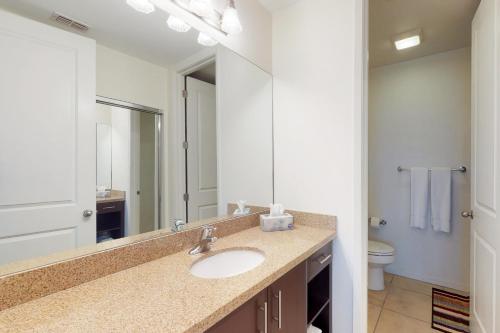 Kamar mandi di Las Marinas Condominiums