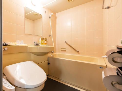 A bathroom at Ark Hotel Kumamotojo Mae -ROUTE INN HOTELS-