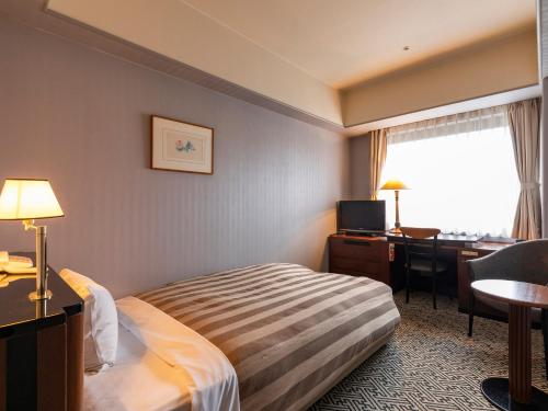 Kama o mga kama sa kuwarto sa Ark Hotel Kumamotojo Mae -ROUTE INN HOTELS-