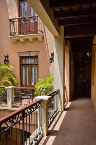 an empty balcony of a building with a patio at Boutique Hotel Palacio in Santo Domingo