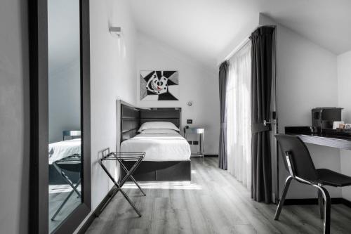 a bedroom with a bed and a mirror at LHP Hotel Napoleon in Milan