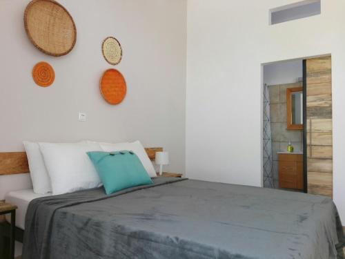 - une chambre avec un lit doté d'un oreiller bleu dans l'établissement Urban Lodge, à Bujumbura