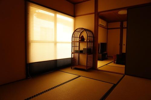 a room with a bird cage and a window at Lumiere De Bonnart in Okayama