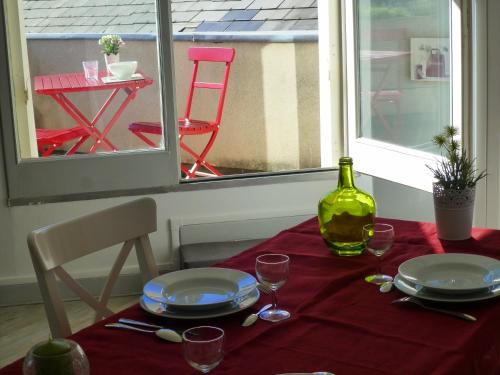 a table with plates and a bottle of wine on it at Les Doctrinaires in Brive-la-Gaillarde
