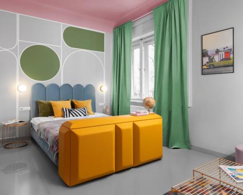 ブダペストにあるLucifer Apartmentのベッドルーム(黄色のベッド1台、緑のカーテン付)