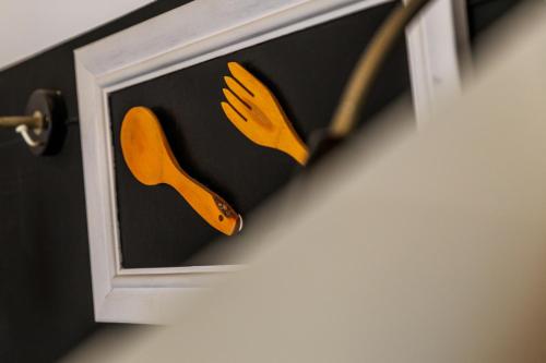 a picture of a pair of shoes on a door at Apartamentos Turísticos Architettura Úbeda in Úbeda
