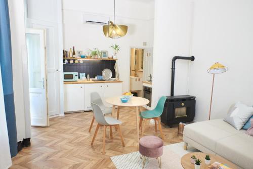 a living room with a table and a stove at Self check-in Cozy Stylish Flat by Vaci Street in Budapest