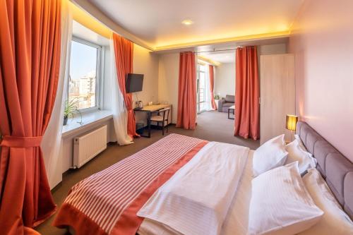 une chambre d'hôtel avec un lit et une fenêtre dans l'établissement Mini-hotel People, à Odessa