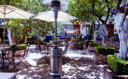 Taman di luar Hostal Plaza Central