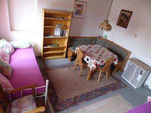 sala de estar con mesa, sillas y sofá en Ferienwohnung Baierl en Nördlingen