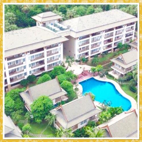 een luchtzicht op een gebouw met een zwembad bij ห้องชุด 2 ห้องนอน ริมหาด ณ บ้านทะเลสำราญ ชะอำ in Ban Khlong Khot