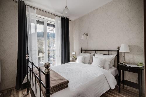 ein Schlafzimmer mit einem großen Bett und einem Fenster in der Unterkunft Dom daleko od domu in Krościenko nad Dunajcem