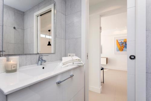 マルベーリャにあるSeaview flat with Sunny Balcony - Central Marbellaのバスルーム(洗面台、鏡付)