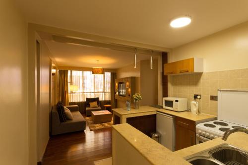 مطبخ أو مطبخ صغير في Reata Apartment Hotel