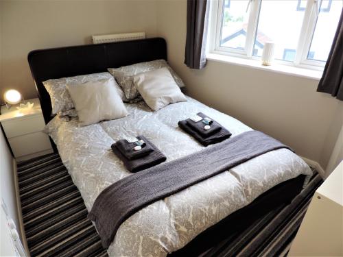貝格紹的住宿－1 Bed Bagshot Pennyhill Accommodation，床上有两条毛巾