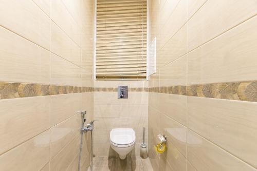 ムイティシにあるВаша Зона Комфорта на Колпакова 29のバスルーム(トイレ、窓付)が備わります。