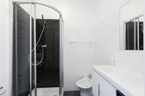 une salle de bain avec une douche, des toilettes et un lavabo dans l'établissement FLH Cosy Apartment in Lapa, à Lisbonne