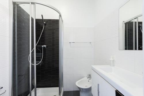 リスボンにあるFLH Cosy Apartment in Lapaのバスルーム(シャワー、トイレ、シンク付)