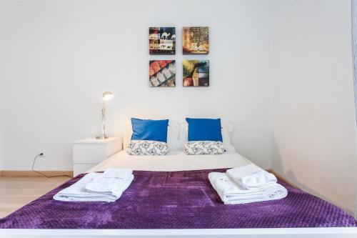 une chambre avec un lit avec deux serviettes dessus dans l'établissement FLH Cosy Apartment in Lapa, à Lisbonne