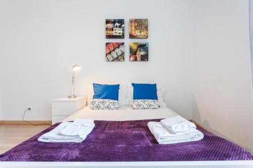 リスボンにあるFLH Cosy Apartment in Lapaのベッドルーム1室(ベッド1台、タオル2枚付)
