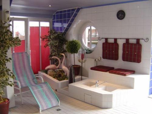 Baño de juguete con lavabo y espejo en Hotel Leuchtfeuer, en Horumersiel