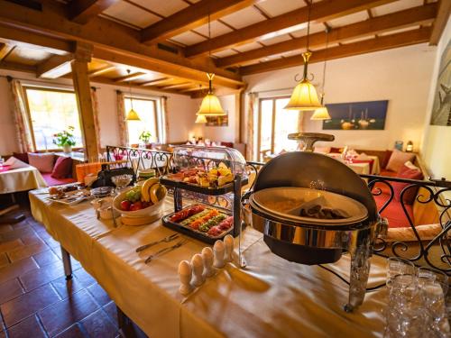 a table with a buffet of food in a restaurant at Gasthaus zur Alten Post in Hemmenhofen