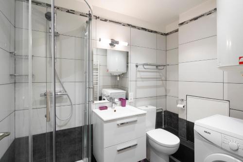 La salle de bains est pourvue d'un lavabo et d'une douche. dans l'établissement MANDCHOU by Cocoonr, à Rennes