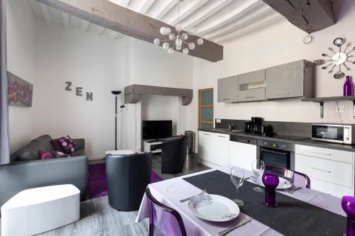 une cuisine et un salon avec une table et des chaises dans l'établissement MANDCHOU by Cocoonr, à Rennes