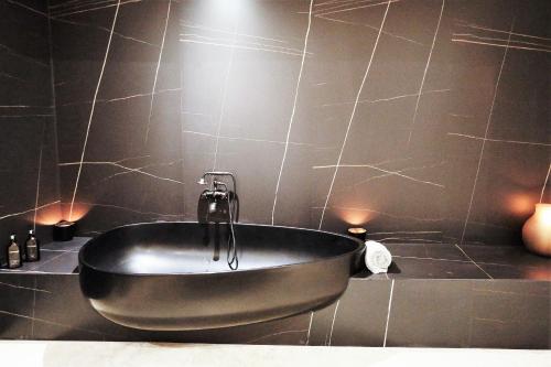 Salle de bains dans l'établissement Hôtel Le Saint Remy & Spa